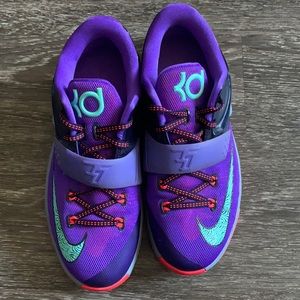 KD women’s shoe SIZE 5.5Y